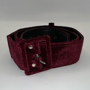 La Femme en Noir 1.5in Velvet Belt in Oxblood